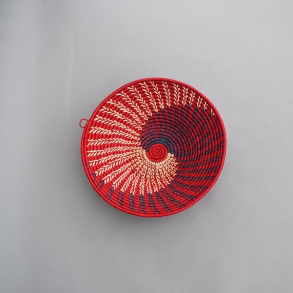 Hand woven straw. A tradition and art which has been part of Ugandan culture for centuries.  With all of the materials used being natural products or recycled, we also believe this is a lovely way of making use of natural resources the world has to offer and making positive changes to become more sustainable.  Beautifully, unique, handmade basket made out of banana stalks and raffia fibres also known as the Ugandan basket.
