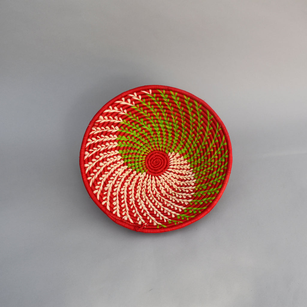 Hand woven straw. A tradition and art which has been part of Ugandan culture for centuries.  With all of the materials used being natural products or recycled, we also believe this is a lovely way of making use of natural resources the world has to offer and making positive changes to become more sustainable.  Beautifully, unique, handmade basket made out of banana stalks and raffia fibres also known as the Ugandan basket. 
