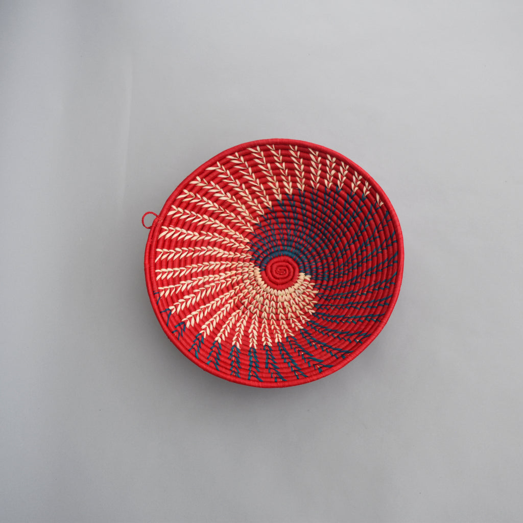 Hand woven straw. A tradition and art which has been part of Ugandan culture for centuries.  With all of the materials used being natural products or recycled, we also believe this is a lovely way of making use of natural resources the world has to offer and making positive changes to become more sustainable.  Beautifully, unique, handmade basket made out of banana stalks and raffia fibres also known as the Ugandan basket. 
