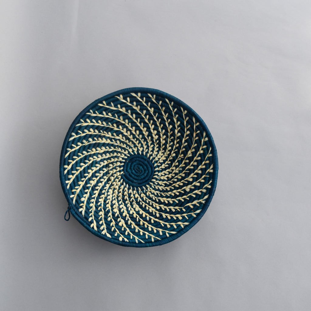 Hand woven straw. A tradition and art which has been part of Ugandan culture for centuries.  With all of the materials used being natural products or recycled, we also believe this is a lovely way of making use of natural resources the world has to offer and making positive changes to become more sustainable.  Beautifully, unique, handmade basket made out of banana stalks and raffia fibres also known as the Ugandan basket. 
